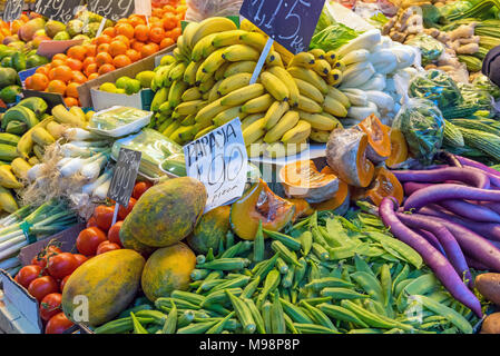 Obst und Gemüse zum Verkauf auf einem Markt in Santiago de Chile Stockfoto