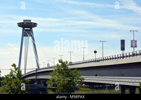 Bratislava, Slowakei - 14. Juni 2017: Brücke der Slowakischen Nationalen Aufstandes SNP über die Donau in Bratislava - Slowakei. Stockfoto