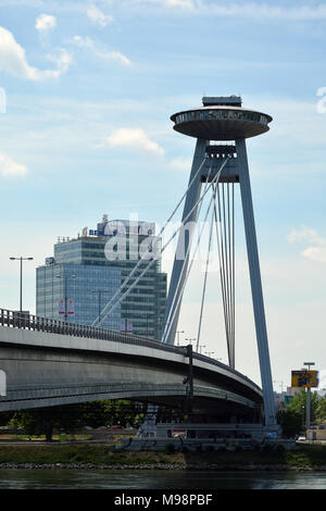 Bratislava, Slowakei - 14. Juni 2017: Brücke der Slowakischen Nationalen Aufstandes SNP über die Donau in Bratislava - Slowakei. Stockfoto