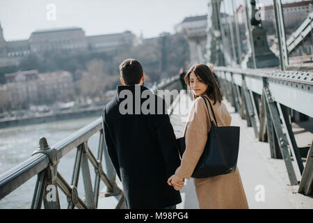 Liebespaar auf der Kettenbrücke, Budapest, Ungarn Stockfoto