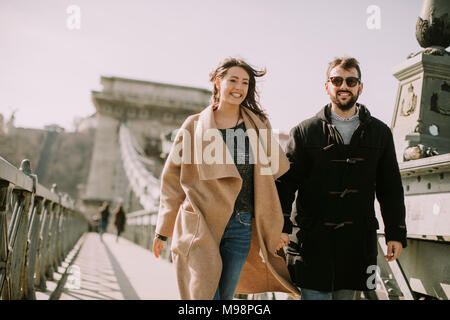 Liebespaar auf der Kettenbrücke, Budapest, Ungarn Stockfoto