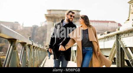 Liebespaar auf der Kettenbrücke, Budapest, Ungarn Stockfoto