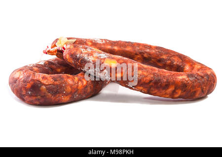Iberischen rot Spanisch Chorizos mit ihren unverwechselbaren Rauchigkeit und tief rote Farbe. Auf weissem Hintergrund Stockfoto