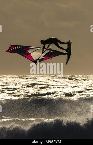 Les Arqueirons, Frankreich, Jan. 30, 2015 Windsurfer in der Abendsonne in der Camargue Stockfoto