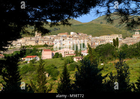 Bereich Blick auf ein altes Dorf in der sicani Berge, Palazzo Adriano, Palermo, Sizilien, Italien Stockfoto