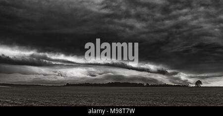 Eine Shelf cloud (Arcus cloud) über die Landschaft im Norden von Indiana im Juni bewegt sich, vor einem Gewitter Stockfoto