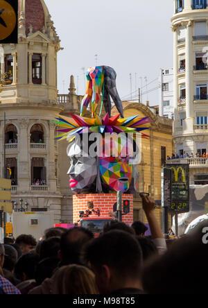 VALENCIA, Spanien - 11. März: Zuschauer für die mascleta, Feuerwerkskörper und Feuerwerk warten Anzeige auf dem Hauptplatz der Stadt während der jährlichen Falles festi Stockfoto