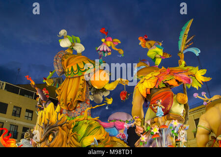 VALENCIA, Spanien - 19. März: Falla - Sieger, Skulptur von brennbaren Material wird durch die Zuschauer in der letzten Nacht von Festlichkeiten der jährlichen bewundert werden Stockfoto