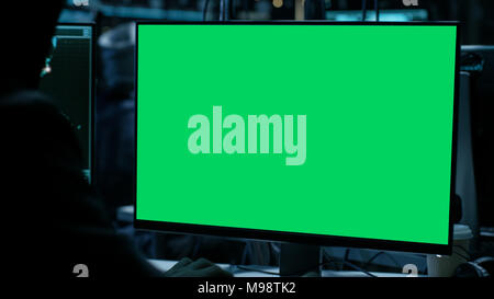 Anzeige mit Green Screen in Hacker den. Stockfoto