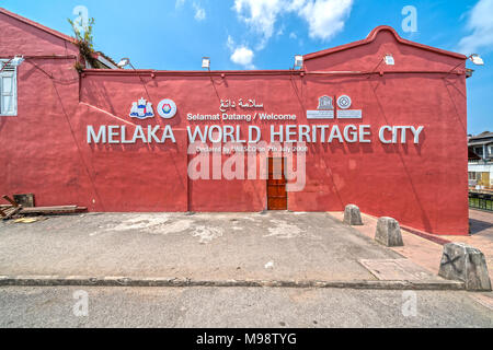 Malakka, Malaysia - 22. FEBRUAR 2018: Melaka (Malacca) typische rote Gebäude aus der Kolonialzeit. Malakka ist einer der UNESCO-Welterbe Stadt Pe entfernt Stockfoto