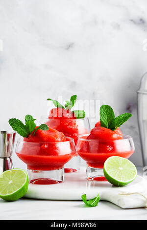 Berry Slushie mit Kalk, Sommer erfrischendes Getränk servieren Gläser. Stockfoto