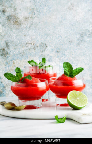 Berry Slushie mit Kalk, Sommer erfrischendes Getränk servieren Gläser. Stockfoto