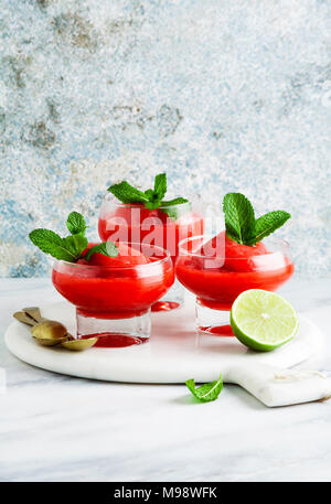 Berry Slushie mit Kalk, Sommer erfrischendes Getränk servieren Gläser. Stockfoto