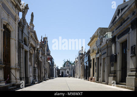 Ansicht zwischen Mausoleen in alten historischen Friedhof, mit Stadt Kulisse - am Friedhof von Recoleta, Buenos Aires. Stockfoto