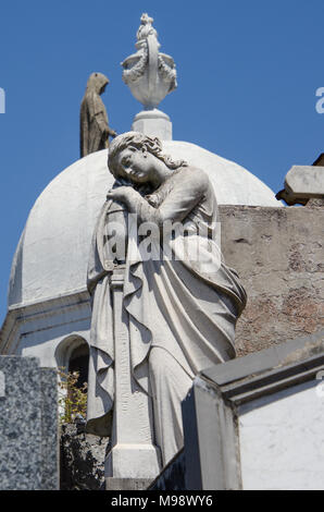 Stein weibliche Figur auf Grabstein heben. Tombstone Wächter Figuren in Friedhof. Stockfoto