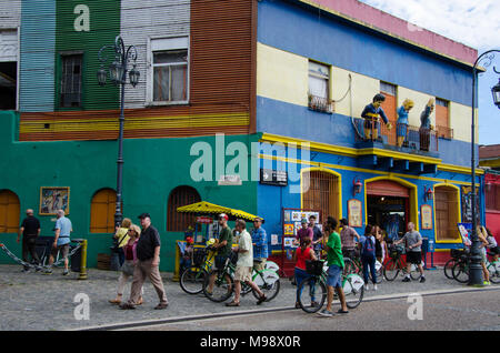 Touristische Besichtigung der berühmten bunten Häuser auf den Straßen von Caminito in La Boca Nachbarschaft - Buenos Aires, Argentinien. Stockfoto