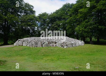 Die Clava Cairn ist eine Art von Bronzezeitliche Rundschreiben grab Kammer, nachdem eine Gruppe von drei Cairns an balnuaran von Clava, östlich von Inverness, Schottland benannt. Stockfoto