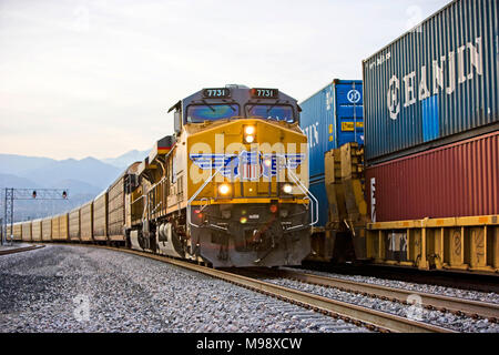 Güterzug bewegt sich durch das Coachella Valley im südlichen Kalifornien durch eine Zeichenkette von Union Pacific Diesellokomotiven gezogen Stockfoto