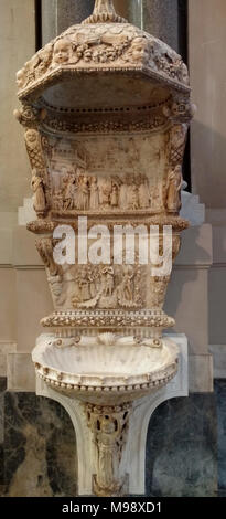 Dieses Foto Termine bis März 2018 in Palermo auf Sizilien, zeigt es das Taufbecken am Eingang der Kathedrale. Die Schrift ist zu Domenico Gagini zugeschrieben. Der mitte Relief feiert die Einweihung des Taufwassers mit einem imaginären Renaissance urbanen Landschaft. Antonello Gagini haben die Wohnung für die Kathedrale. Er ist der beste sizilianische Bildhauer der Renaissance betrachtet. Er war der Sohn von Domenico, ein Bildhauer, der in 1420 in Bissone geboren wurde, heute in der Schweiz, aber zu der Zeit einen Besitz des Herzogtums Mailand. Nach Florenz, Genua und Neapel arbeitete, zog er nach Palerm Stockfoto