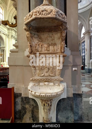 Dieses Foto Termine bis März 2018 in Palermo auf Sizilien, zeigt es das Taufbecken am Eingang der Kathedrale. Die Schrift ist zu Domenico Gagini zugeschrieben. Der mitte Relief feiert die Einweihung des Taufwassers mit einem imaginären Renaissance urbanen Landschaft. Antonello Gagini haben die Wohnung für die Kathedrale. Er ist der beste sizilianische Bildhauer der Renaissance betrachtet. Er war der Sohn von Domenico, ein Bildhauer, der in 1420 in Bissone geboren wurde, heute in der Schweiz, aber zu der Zeit einen Besitz des Herzogtums Mailand. Nach Florenz, Genua und Neapel arbeitete, zog er nach Palerm Stockfoto