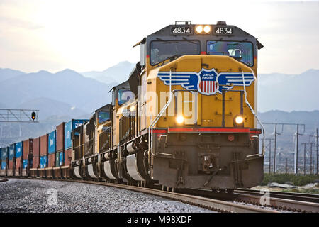 Güterzug bewegt sich durch das Coachella Valley im südlichen Kalifornien durch eine Zeichenkette von Union Pacific Diesellokomotiven gezogen Stockfoto