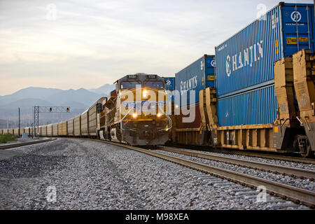 Güterzug bewegt sich durch das Coachella Valley im südlichen Kalifornien durch eine Zeichenkette von Union Pacific Diesellokomotiven gezogen Stockfoto