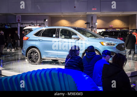 Toronto, Kanada - 2018-02-19: Besucher von 2018 Canadian International AutoShow in Ruhe neben dem Ford New Edge ST2019 SUV auf der Ford Motor Company Exposition Stockfoto