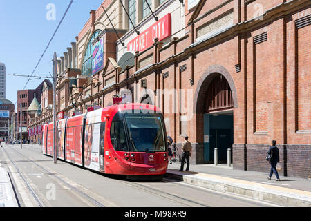 Transdev Stadtbahn Zug passiert Market City (Sydney) Paddy's Haymarket Haymarket, Sydney, New South Wales, Australien Stockfoto