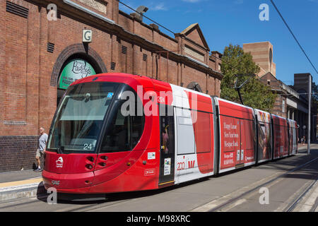 Transdev Stadtbahn Zug passiert Market City (Sydney) Paddy's Haymarket Haymarket, Sydney, New South Wales, Australien Stockfoto