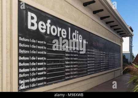 Palm Desert, CA - 12. Dezember 2017 - Bevor ich sterbe riesen Tafel an der Seite des Melissa Morgan Fine Art Gebäude auf El Paseo. Stockfoto