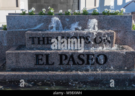 Palm Desert, CA - 12. Dezember 2017 - Brunnen an der Geschäfte auf El Paseo an der Ecke El Paseo und Monterey Ave./Landstraße 74 Stockfoto