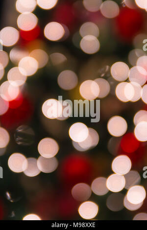 Bokeh der Weihnachtsbaum mit roten Verzierungen und weiße Lichter Stockfoto