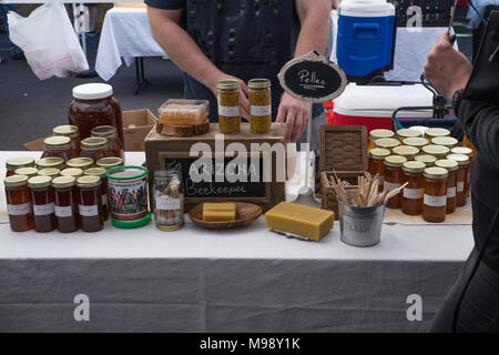 PHOENIX, ARIZONA - 25. NOVEMBER 2017 - Arizona Imker rohem Honig stand auf der Phoenix öffentlichen Markt findet jeden Samstag Morgen. Stockfoto