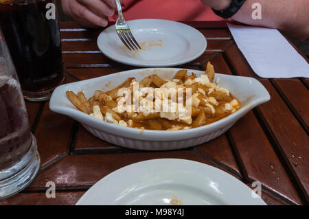 Gemeinsame Nutzung einer Poutine in Montreal Stockfoto