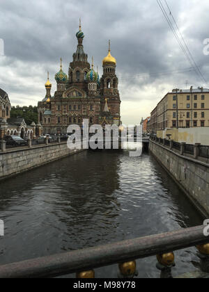 St. Petersburg, Russland - ca. September 2015 - Kirche des Erlösers auf Blut gesehen vom Moyka River. Stockfoto