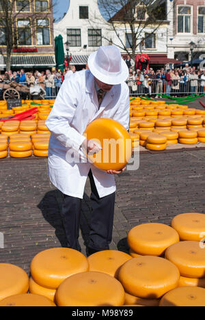 ALKMAAR, Niederlande - ca. April 2007 - jeden Freitag von April bis September der Käsemarkt findet statt auf dem Platz Waagplein in t Stockfoto