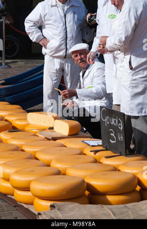 ALKMAAR, Niederlande - ca. April 2007 - jeden Freitag von April bis September der Käsemarkt findet statt auf dem Platz Waagplein in t Stockfoto