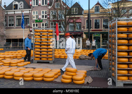 ALKMAAR, Niederlande - ca. April 2007 - jeden Freitag von April bis September der Käsemarkt findet statt auf dem Platz Waagplein in t Stockfoto