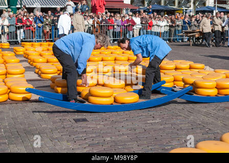 ALKMAAR, Niederlande - ca. April 2007 - jeden Freitag von April bis September der Käsemarkt findet statt auf dem Platz Waagplein in der Stadt. Stockfoto