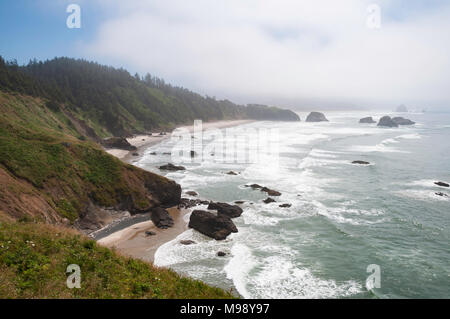 Oregon Küste mit Nebel rollen in Stockfoto