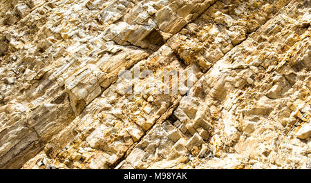 Hintergrund Textur in der Nähe von golden gefärbten zerklüfteten felsigen Abhang mit Gletscherspalten in Santa Barbara, Kalifornien, USA Stockfoto