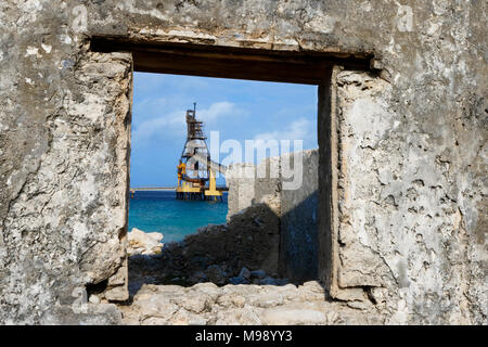 Salt Pier gesehen durch das Fenster eines verlassenen Gebäude - Bonaire, Niederländische Antillen Stockfoto