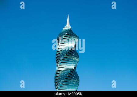 Panama City, Panama - März 2018: Die F&F Tower (früher als die Revolution Tower genannt) ist ein büroturm in Panama City, Panama. Stockfoto