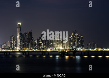 Moderne Wolkenkratzer Skyline bei Nacht - Panama City - Stockfoto