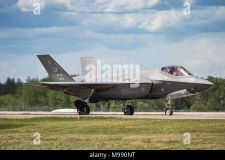 Ein Schloss Martin F-35 ein Kampfjet für den Start an der Airshow 2017 in Duluth, Minnesota, USA, vorbereitet. Stockfoto