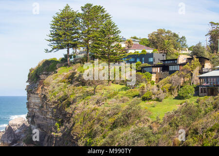 Waterfront Häuser auf der Klippe am Avalon Beach in Sydney, Australien Stockfoto