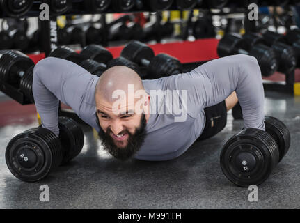 Professionelle Bodybuilder push-up, Übung, Training, Lifestyle Stockfoto