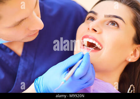 Der Zahnarzt Mann behandeln Zähne zu Client in der Zahnarztpraxis. Stockfoto
