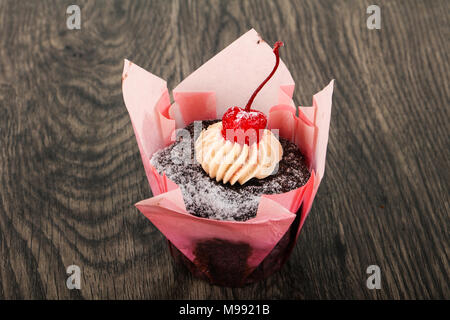 Chocolate Cupcake mit Cherry Stockfoto