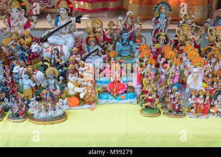 Statuen der hinduistischen Götter und Göttinnen für Verkauf auf Liberty Avenue in Richmond Hill, Queens, New York City. Stockfoto